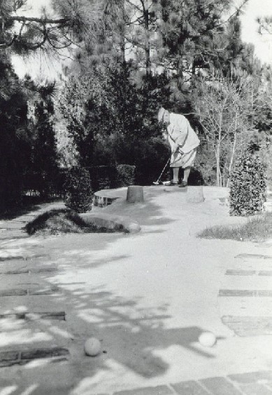 Donald Ross putting. Photo courtesy of the Tufts Archives.